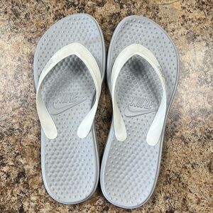 Nike flip flops - grey/white